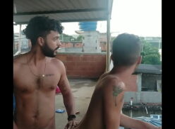 Novinho gay dando o cuzinho pro vizinho dotado na laje