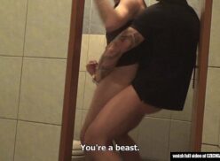 Homens pelados fazendo sexo no banheiro